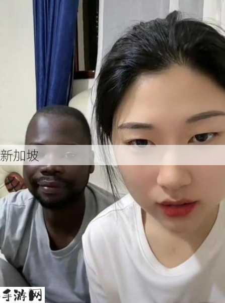 黑人抽午夜视频：午夜时分：黑人男子的视频记录